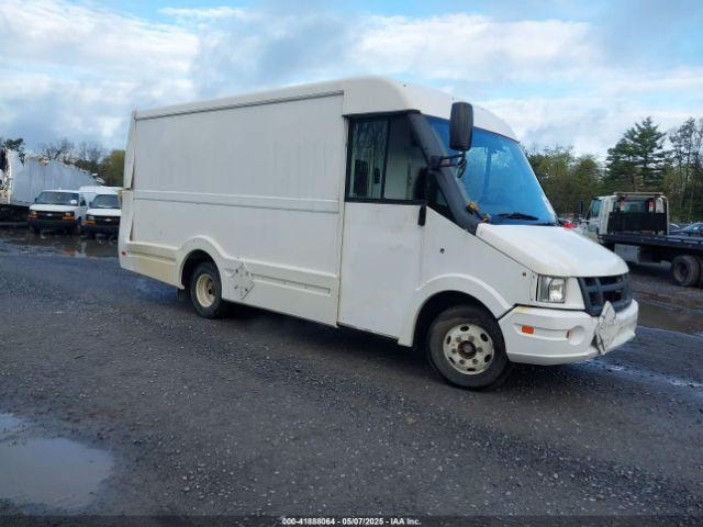  Salvage Isuzu Commercial Van