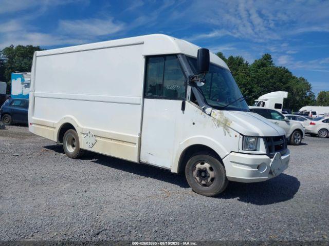  Salvage Isuzu Commercial Van