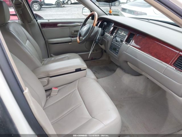 Lincoln Towncar Ultimate Image 6