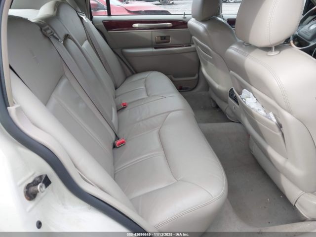 Lincoln Towncar Ultimate Image 3