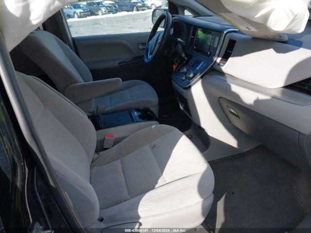 Toyota Sienna Le 7 Passenger Image 14