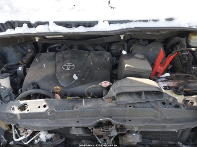 Toyota Sienna Le 7 Passenger Image 8