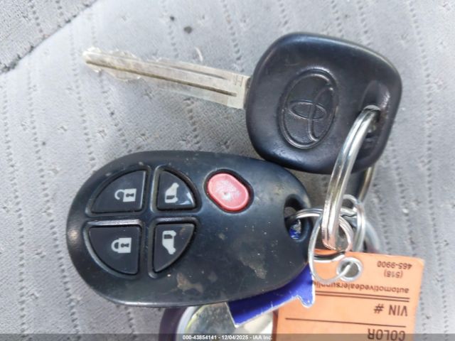 Toyota Sienna Le 7 Passenger Image 10