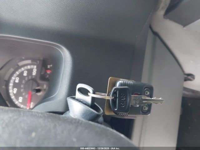 Ford E-350 Commercial Image 15