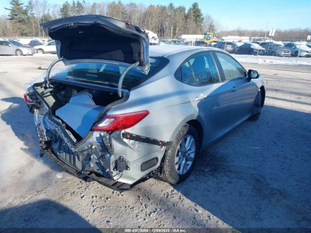 Toyota Camry Le Image 7