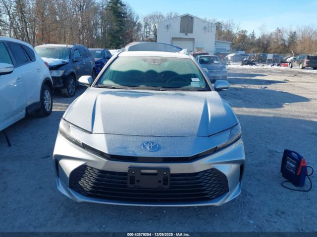 Toyota Camry Le Image 4