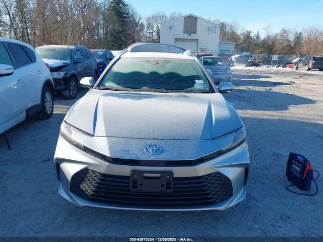 Toyota Camry Le Image 4