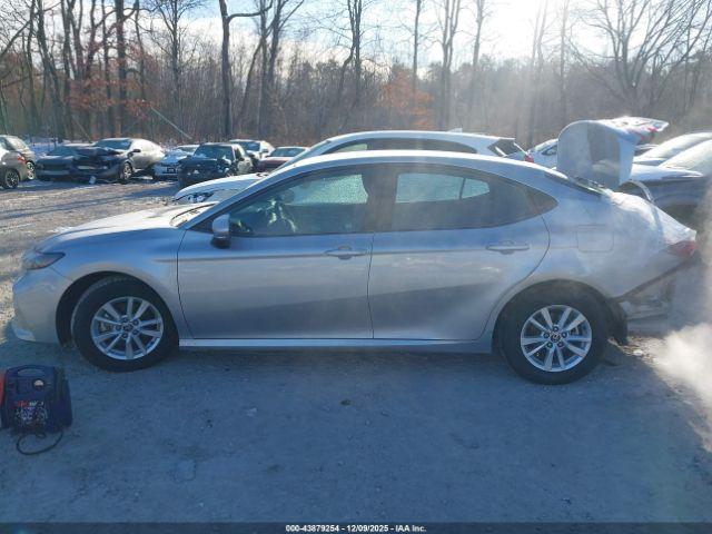 Toyota Camry Le Image 9