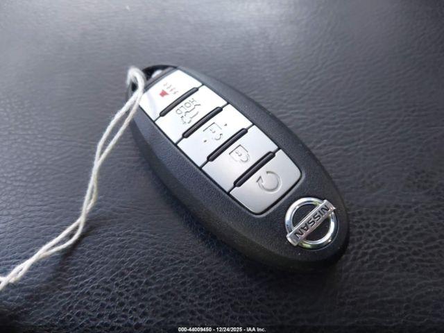 Nissan Pathfinder Platinum Image 3