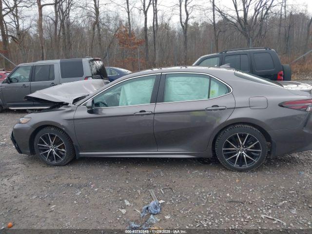 Toyota Camry Se Image 16