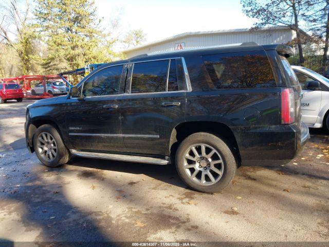 GMC Yukon Denali Image 10