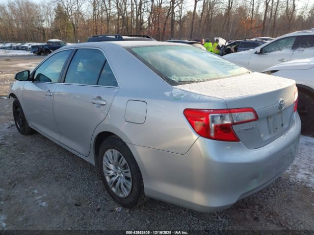 Toyota Camry Le Image 12