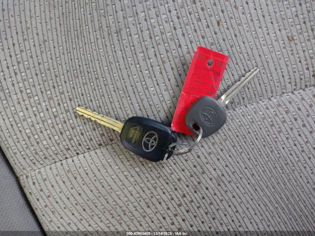 Toyota Camry Le Image 7