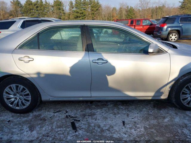 Toyota Camry Le Image 9