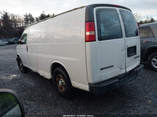 Chevrolet Express Image 3