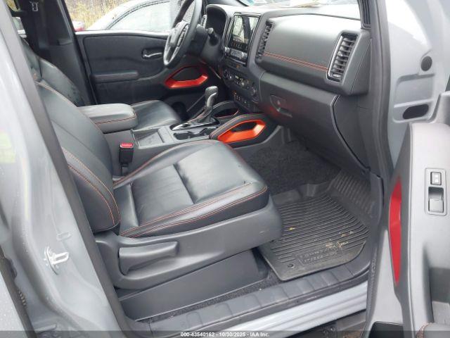 Nissan Frontier Pro-4x 4x4 Image 4